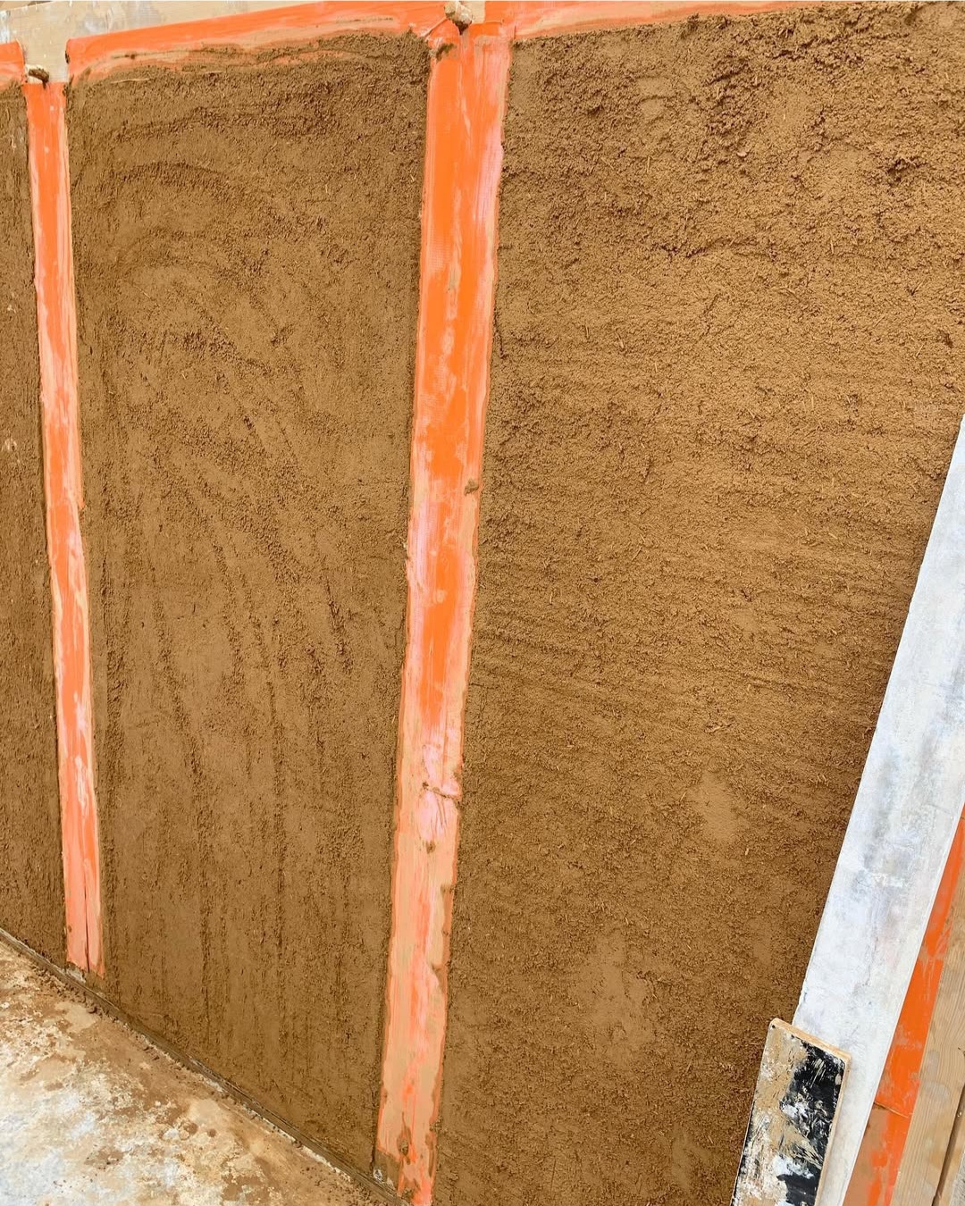 Détail d’enduit terre/chaux