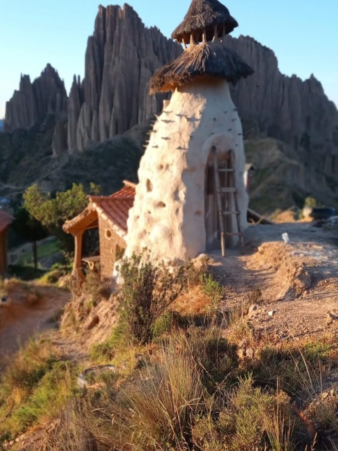 Détails d’enduit terre et chaux sur matériaux recyclés